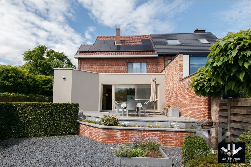 STIJLVOLLE HOB MET MODERN COMFORT EN ZWEMBAD foto 5