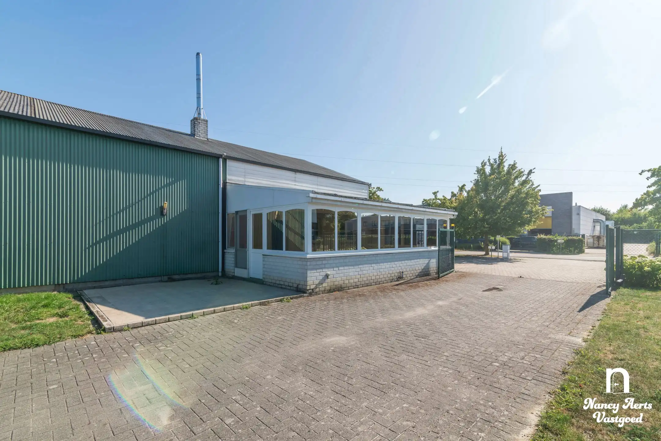 Loods van 550 m² met kantoor en woning met 4 slaapkamers foto 2