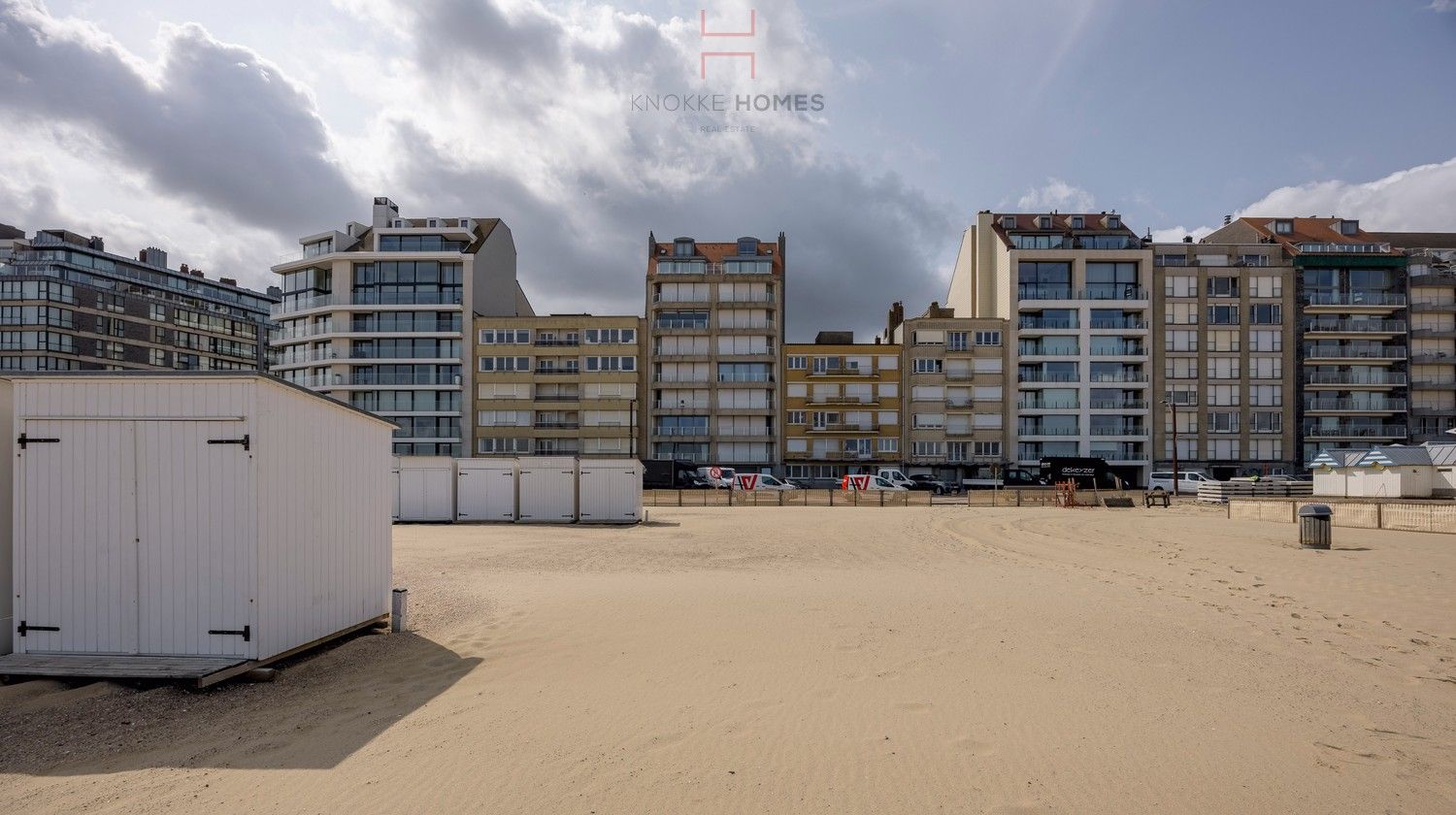 Stijlvol gemeubeld appartement met frontaal zeezicht in Duinbergen foto 2