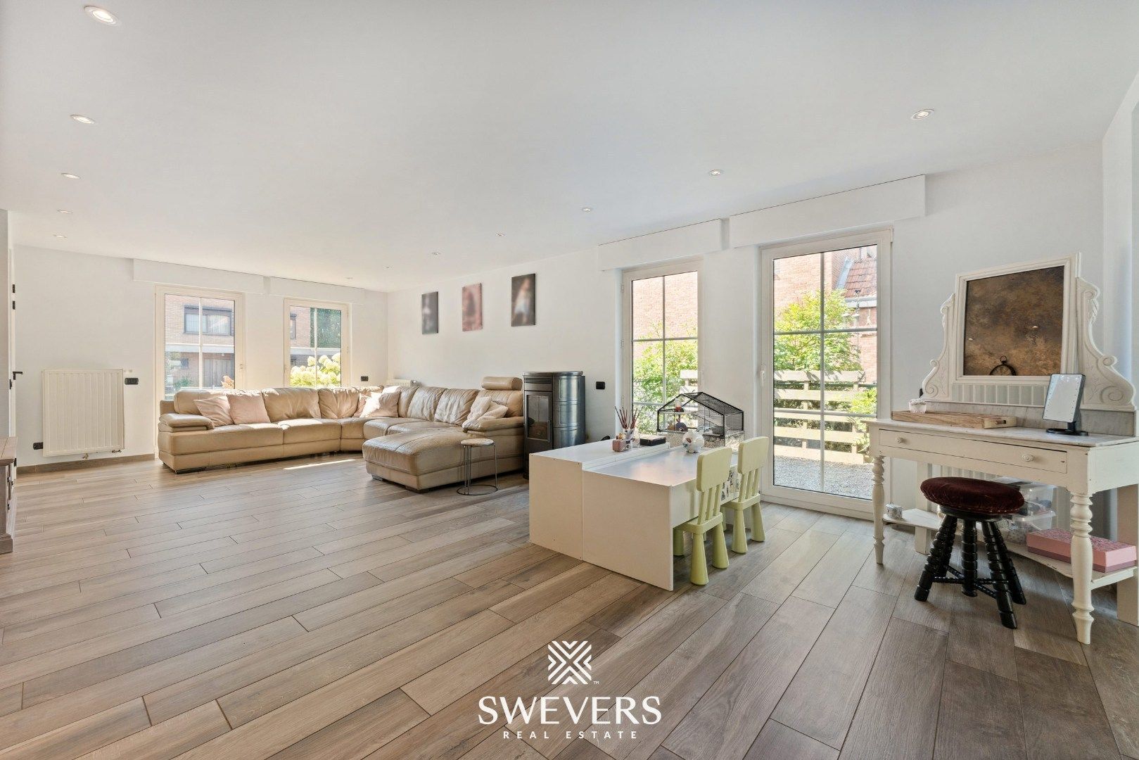 Ruime open bebouwing met nieuwe keuken en veranda foto 3