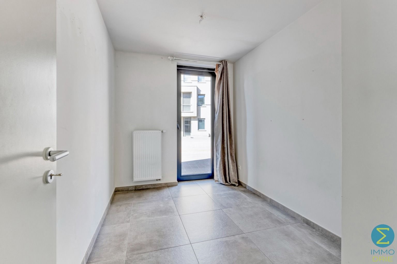 Centraal gelegen ruim gelijkvloers appartement met garage foto 11