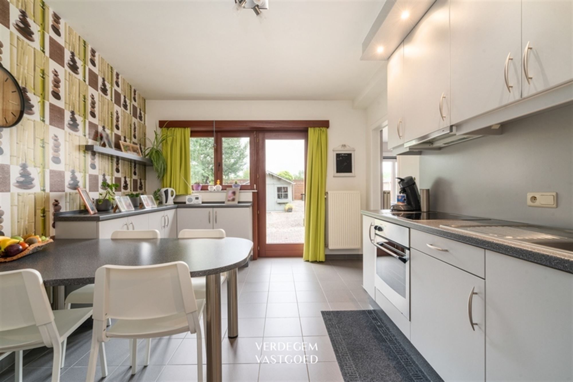 Instapklare woning met 3 slaapkamers, carport en fijne tuin foto 6