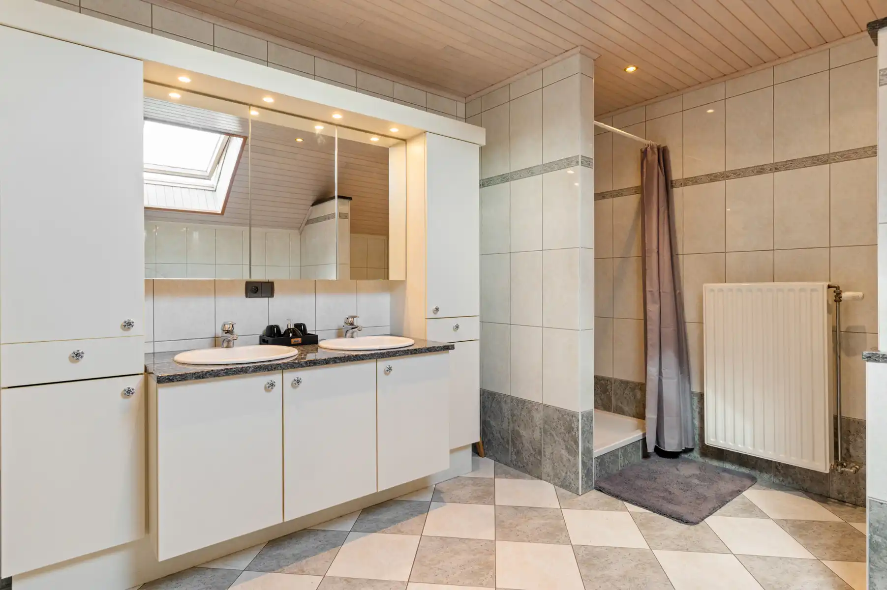 Ruime woning met 4 slpks, 2 bdks, garage en tuin foto 23