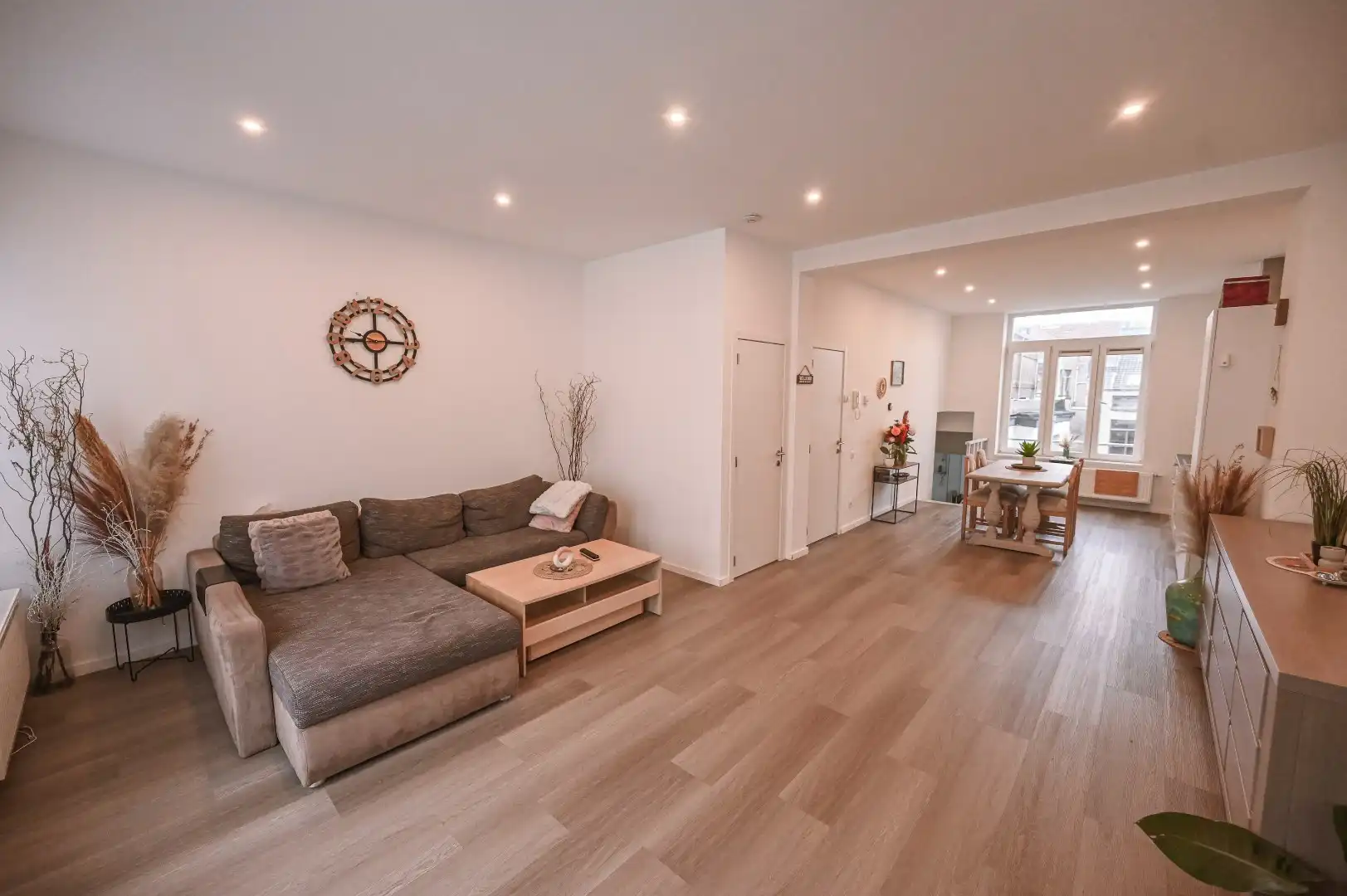 RUIM LICHTRIJK DUPLEX APPARTEMENT MET TERRAS NABIJ CENTRUM  foto {{pictureIndex}}