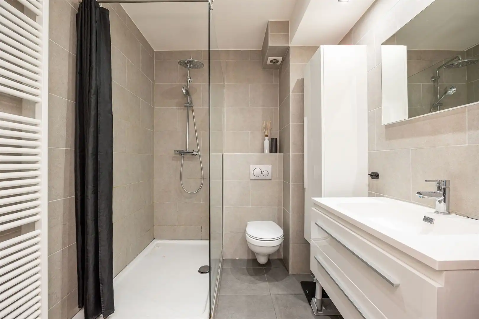 Tussen twee parken: licht appartement met tuin en garage foto 16