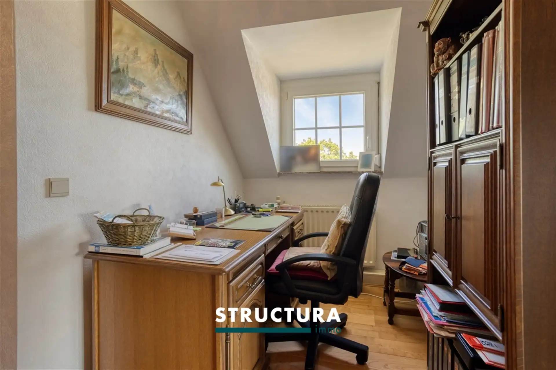 Villa met grote loods, omgeven door groen  foto 21