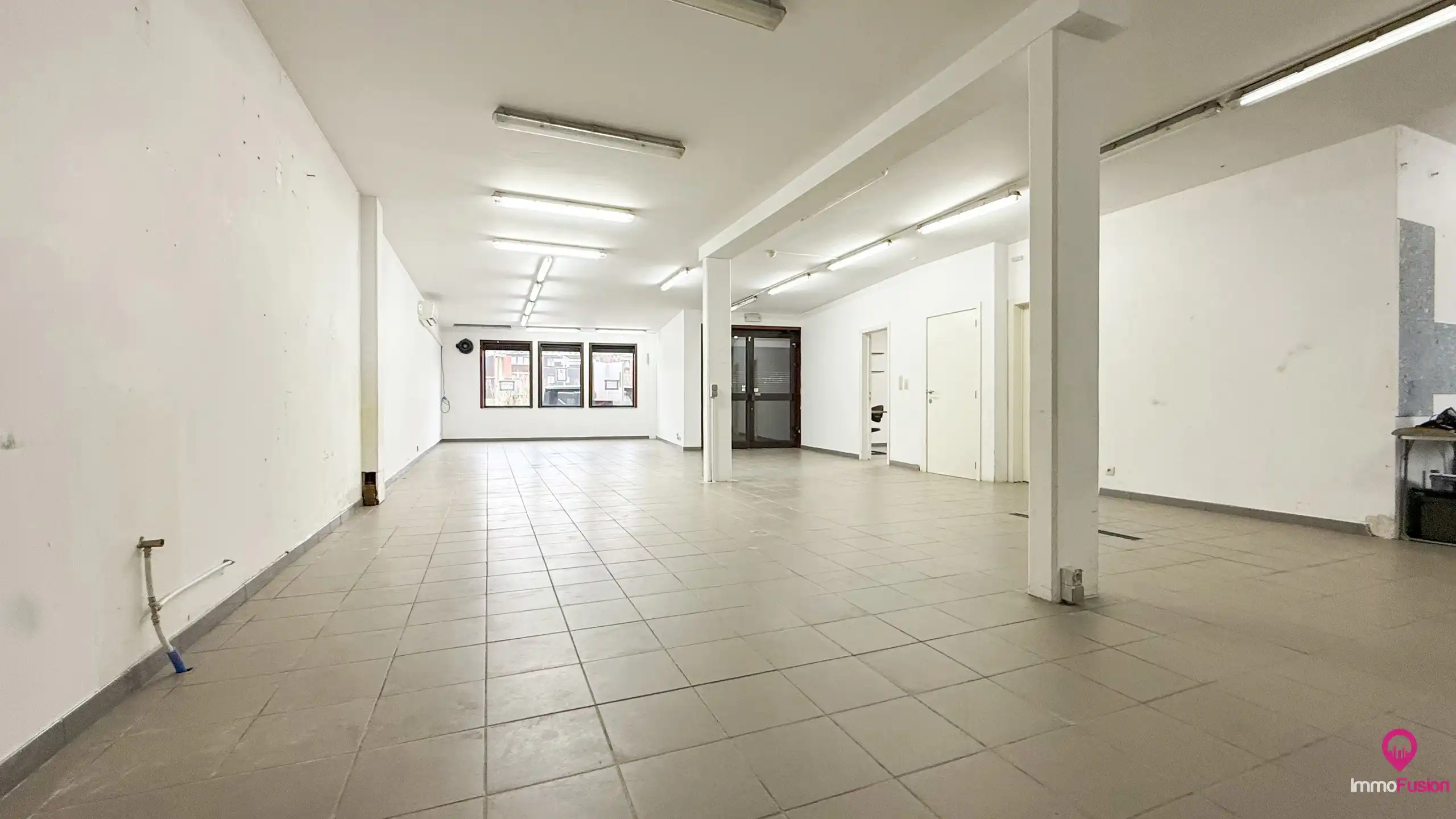 Handelspand met woonst op zeer goede commerciele ligging! foto {{pictureIndex}}