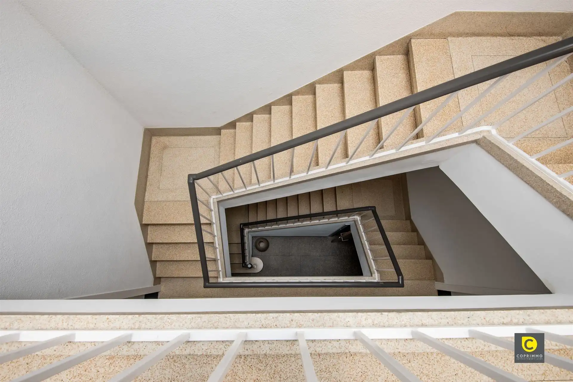 Lichtrijk 2 slpk app met 2 terrassen te Pulhof! foto 11