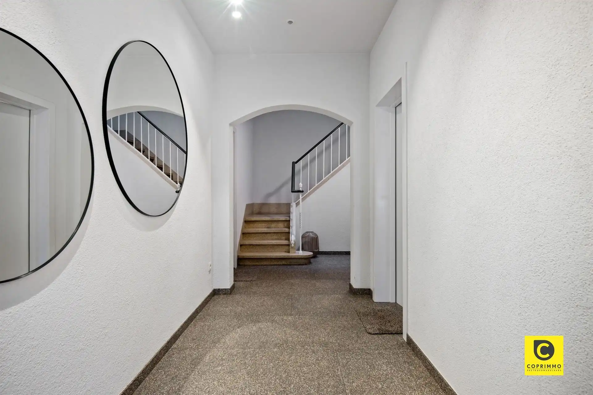 Lichtrijk 2 slpk app met 2 terrassen te Pulhof! foto 11