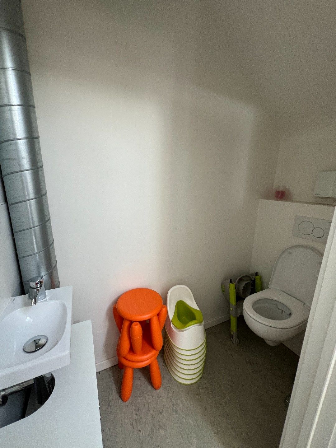 Goed gelegen recente en energiezuinige handelsruimte/kantoorruimte (voorheen kindercrèche) foto 10