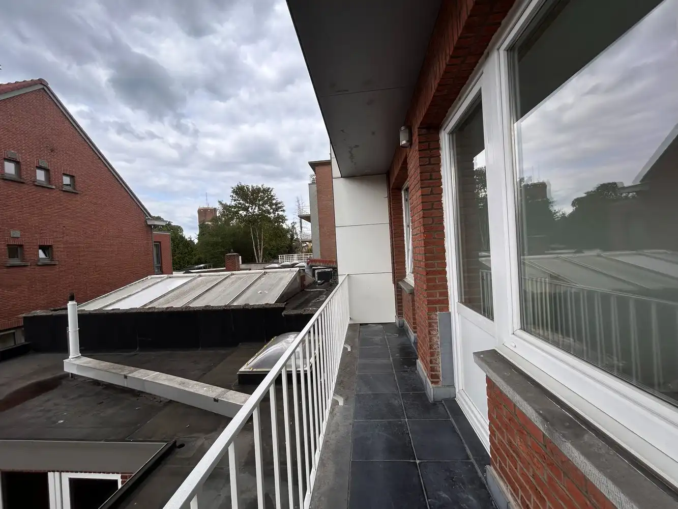 Pal in het bruisende centrum van Brasschaat gelegen 2 slaapkamerappartement in perfecte staat foto 14