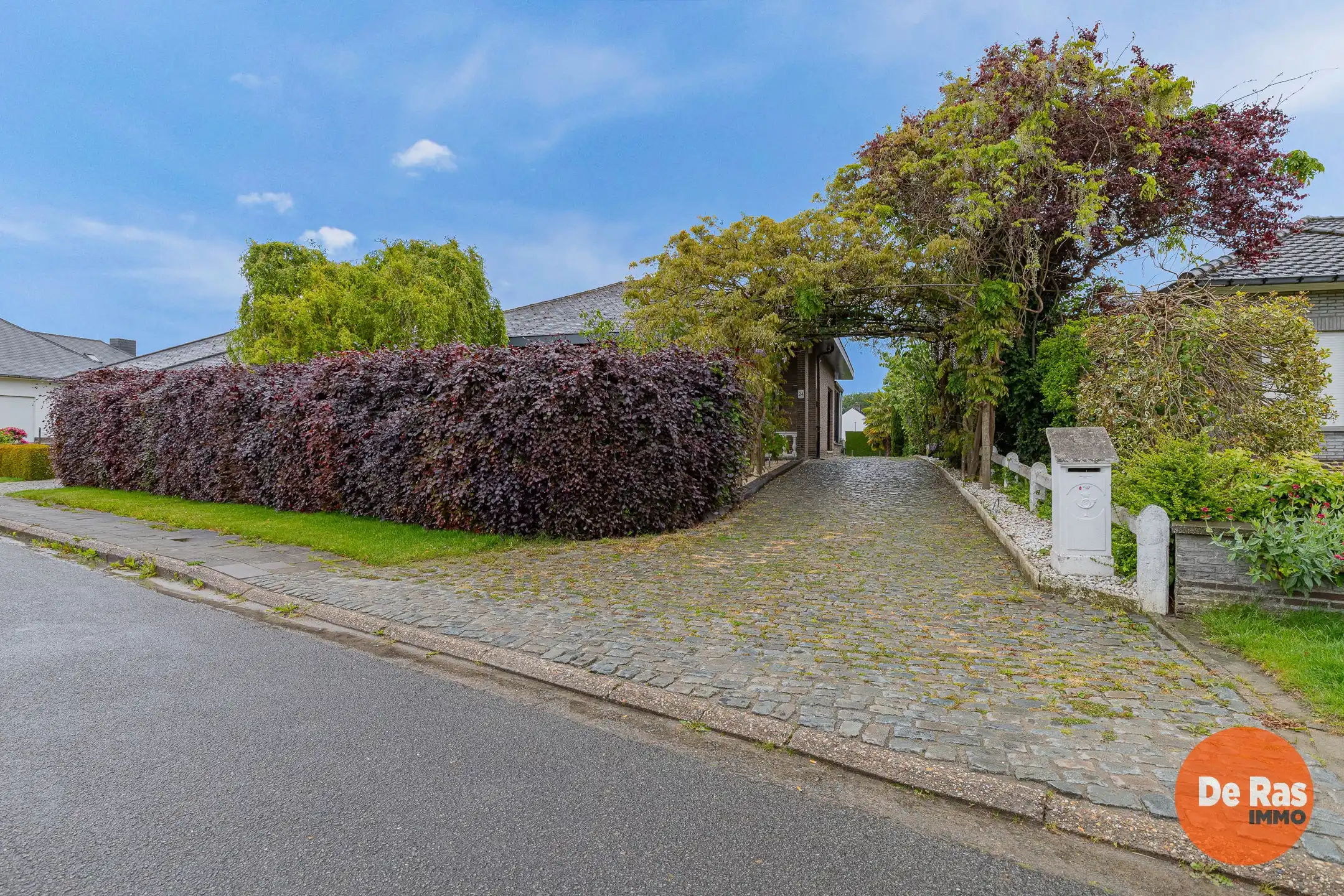 HERZELE  - Totaal gerenoveerde bungalow in rustige wijk foto 29