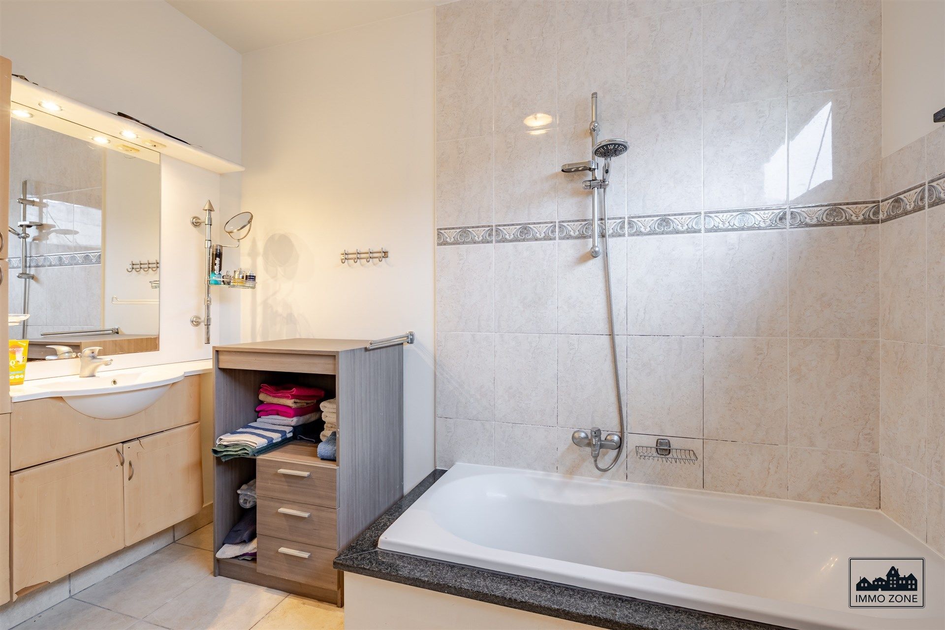 Op te frissen woning met tuin en ruime zolder foto 5