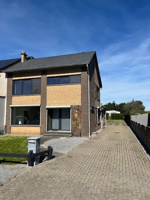Instapklare woning met 4 slaapkamers en volledig omheinde tuin in landelijke omgeving van Rotem, Dilsen-Stokkem. foto {{pictureIndex}}