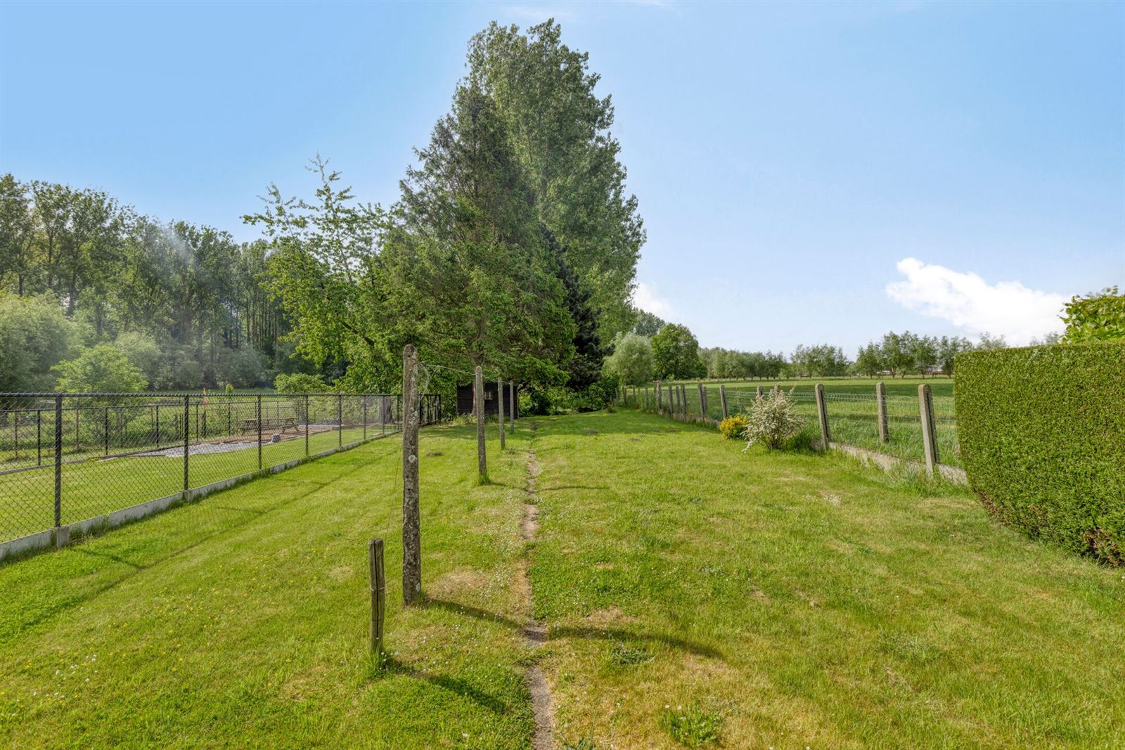 Driegevelwoning gelegen in groene omgeving foto 20