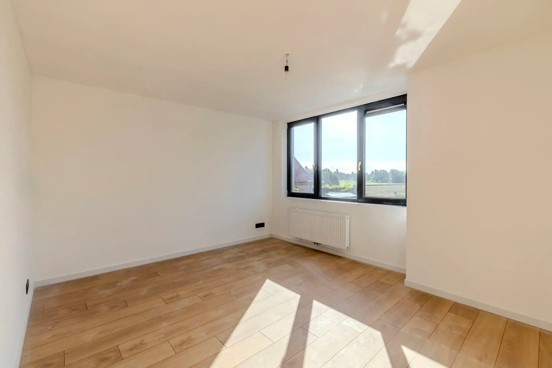 Gerenoveerde woning met 3 slpks, tuin en garage foto 15