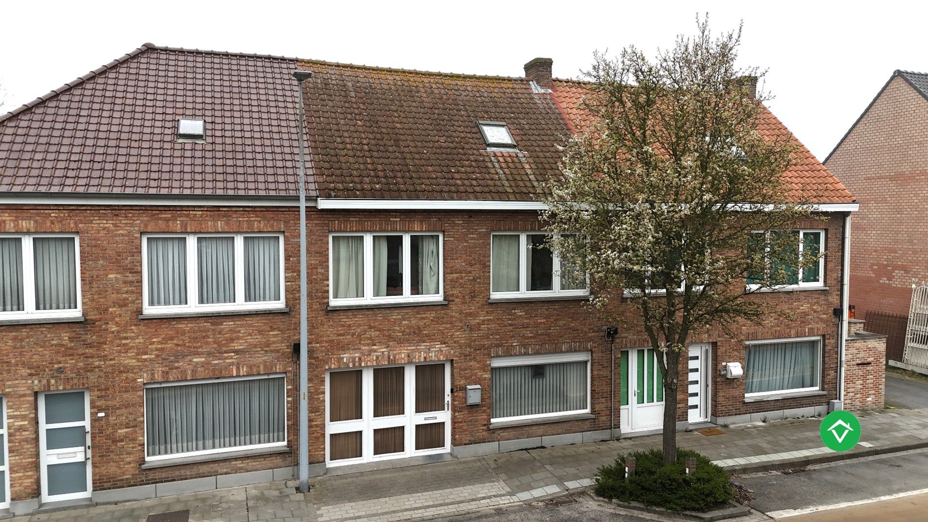 Charmante woning gelegen op een boogscheut van het centrum van Eernegem foto 2
