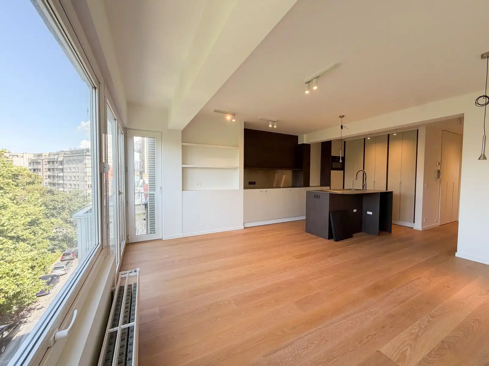 Lichtrijk en volledig gerenoveerd appartement met 2 slpk en open groenzicht foto 3