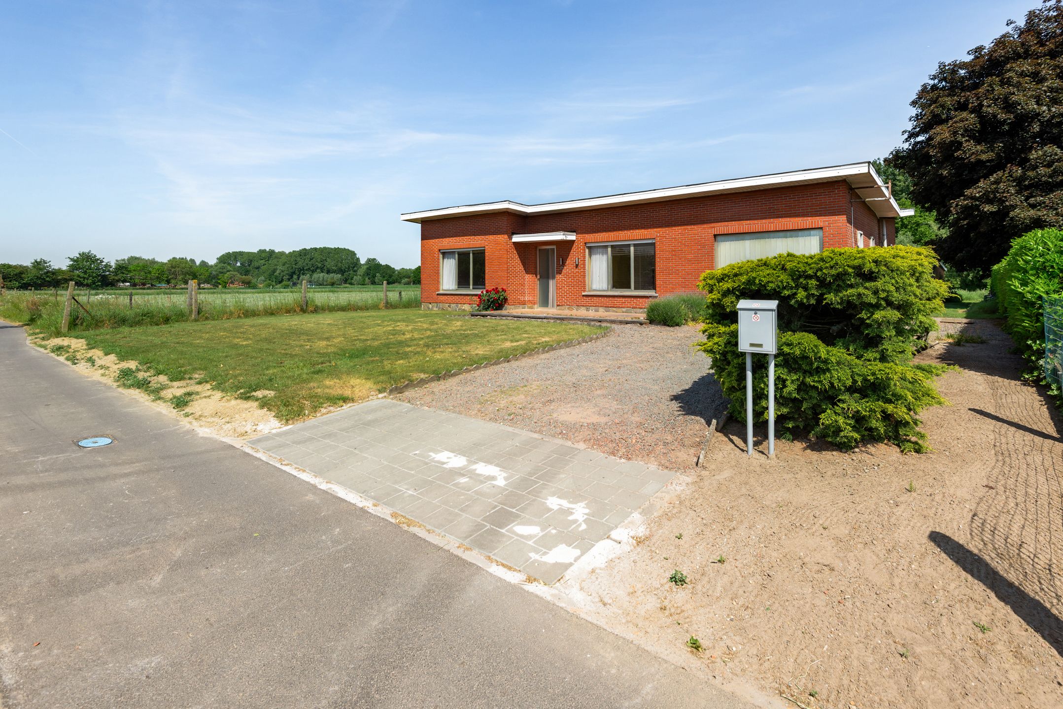 Hoofdfoto van de publicatie: Te renoveren woning met schuur