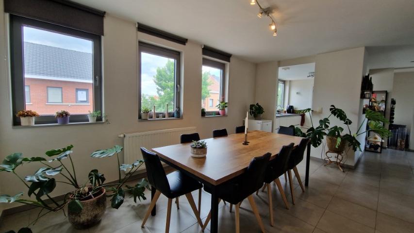 Ruim, energiezuinig DUPLEXAPPARTEMENT met 2slaapkmers, mooie leeefruuimten, terras en parking. foto 6