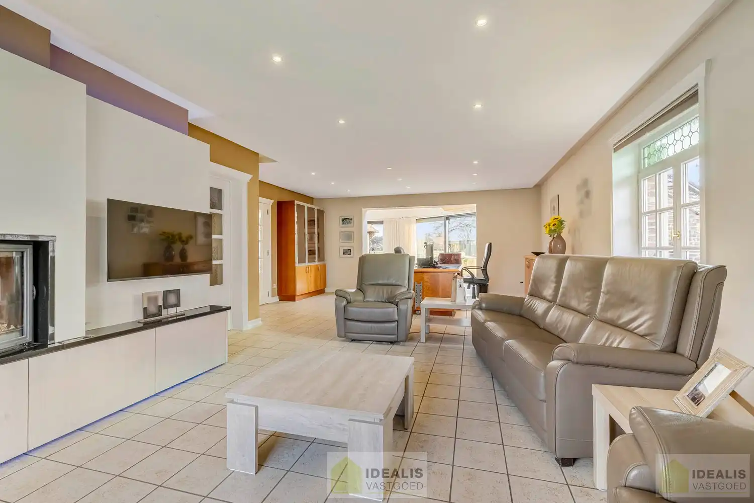 IDEALIS VASTGOED – ROYALE, INSTAPKLARE EN ZEER GOED ONDERHOUDEN GEZINSWONING OP EEN RUIM EN RUSTIG PERCEEL VAN 44A 33CA MET 5 KNAPPE SLAAPKAMERS, HEERLIJKE VERANDA, VRIJSTAANDE GARAGE EN 32 ZONNEPANELEN MÉT CERTIFICATEN ÉN ZONNEBOILER - De woning omvat maar liefst +- 265m² bewoonbare oppervlakte met ruime woonkamer, uitgeruste keuken, 5 slaapkamers, badkamer, vrijstaande garage én 32 zonnepanelen. De woning is rustig gelegen op een perceel met een opp. van 44a 33ca. foto 13