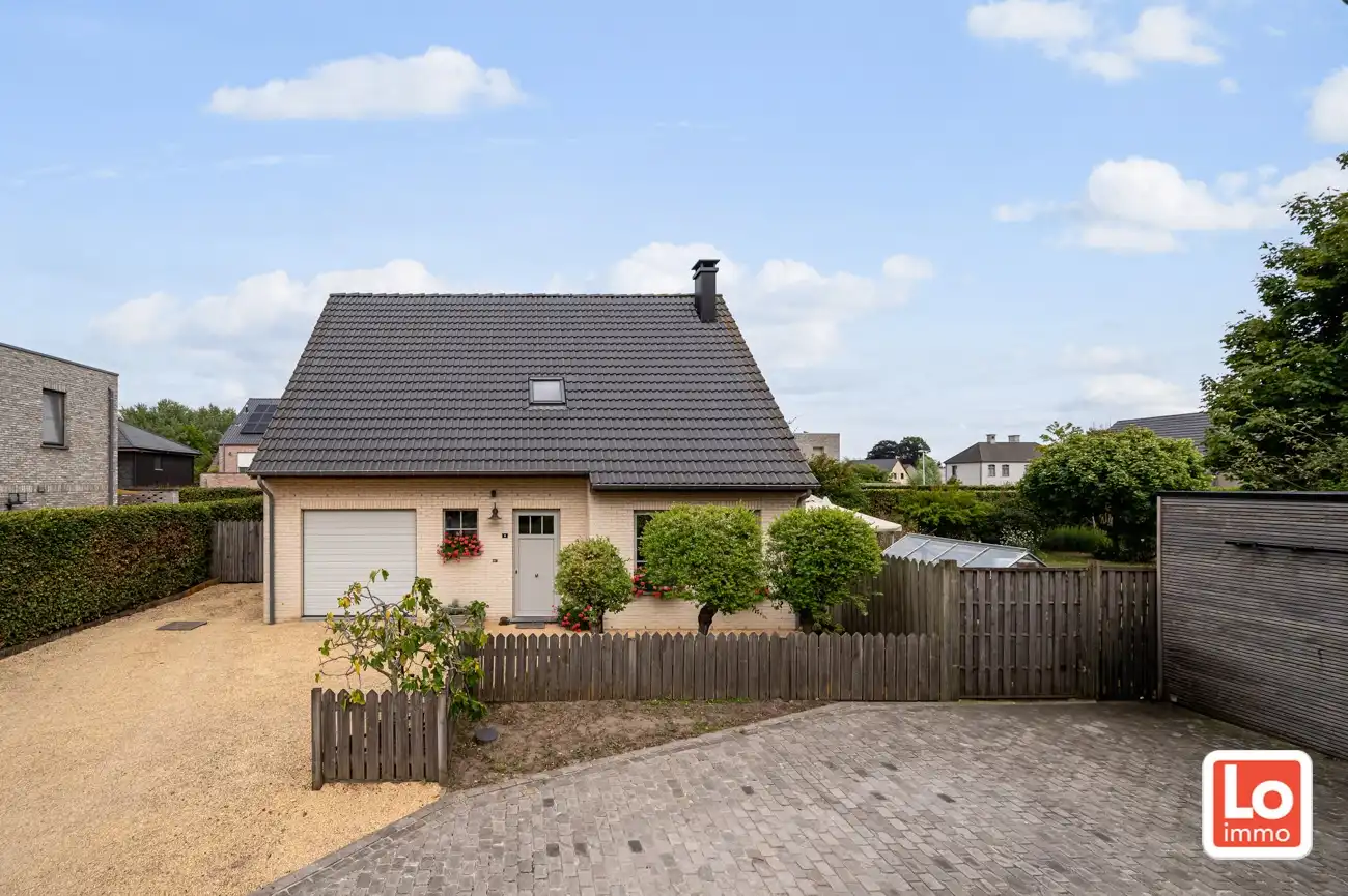 Degelijke, ruime en lichtrijke open woning met inpandige garage op een rustige locatie en toch vlakbij&nbsp; het centrum van het bruisende Lochristi! foto 2