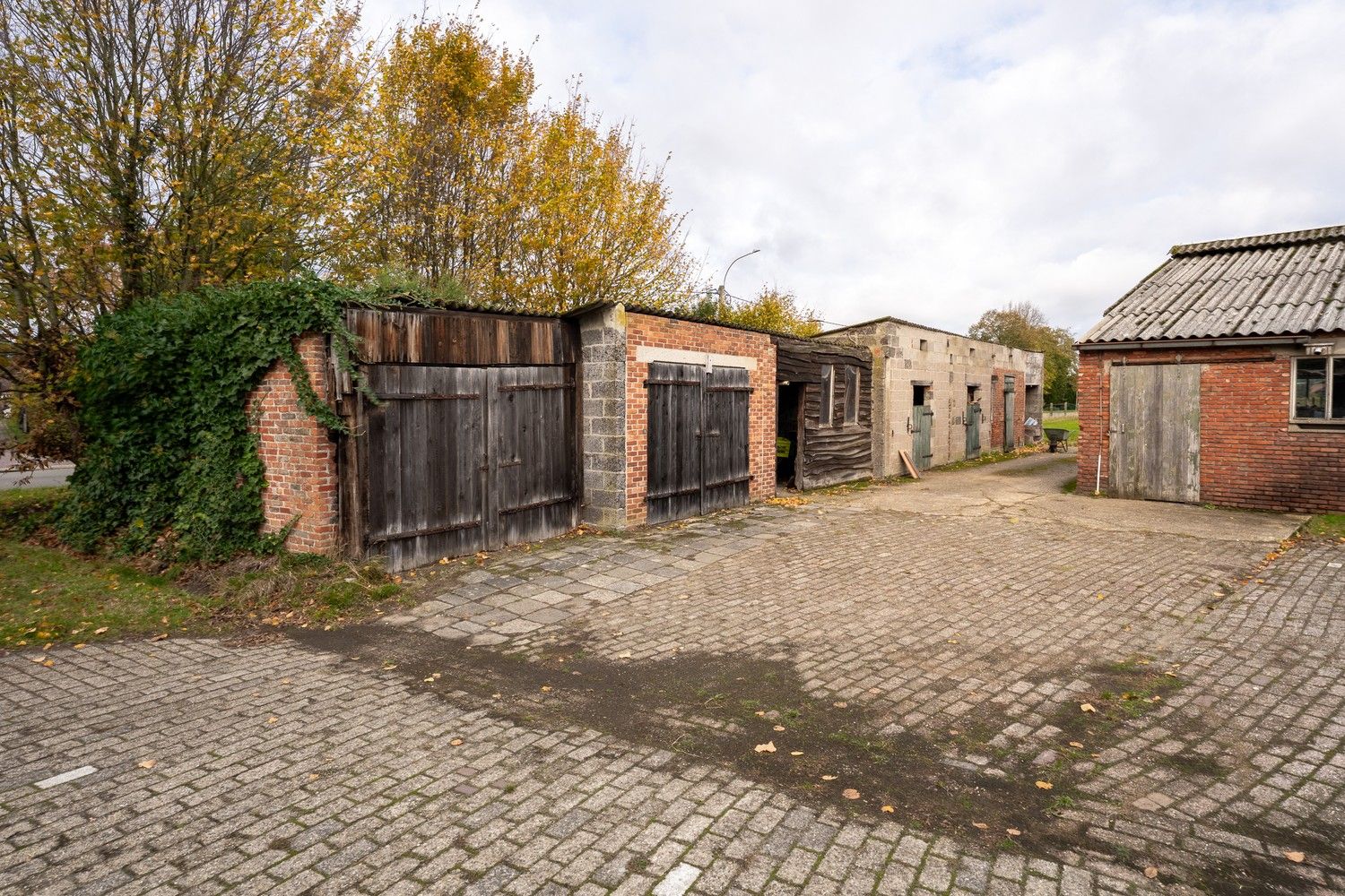 Charmante gerenoveerde woning met aanpalende schuur en 3 aparte bijgebouwen op 28a49 in Achel foto 35