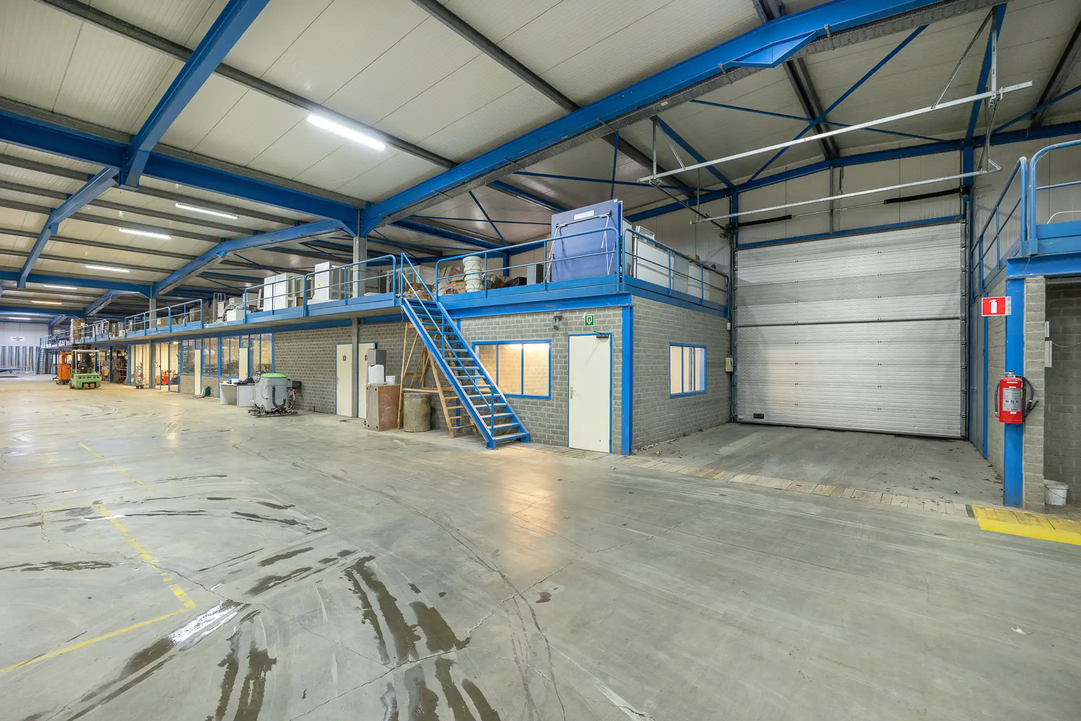 Magazijnen te huur met kantoor foto 5