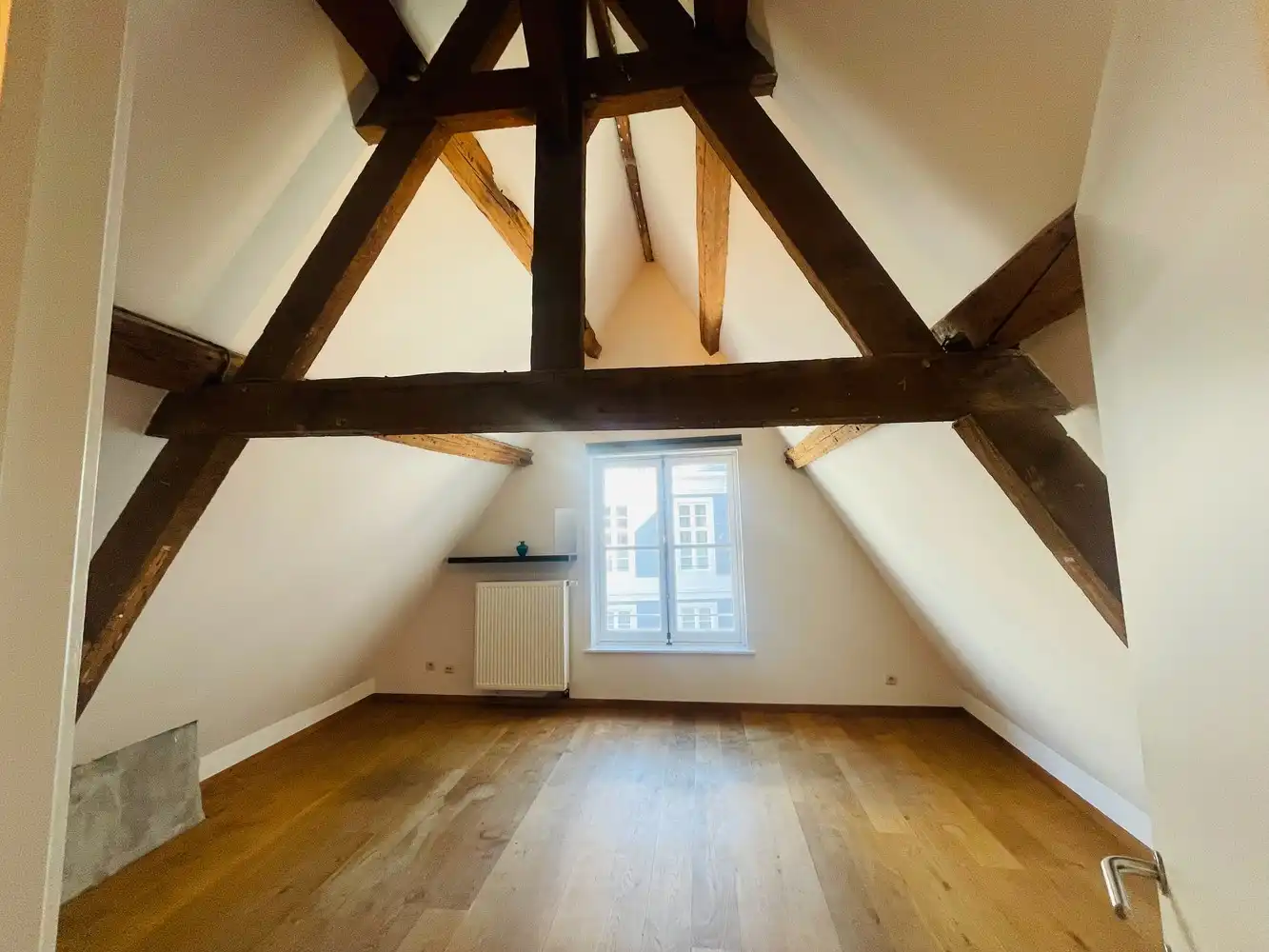Historisch centrum Brugge.&nbsp; Tussen de Vismarkt en de Coupure.&nbsp; Prachtige, AUTHENTIEK GERENOVEERDE BURGERWONING met 4 SLAAPKAMERS, badkamer met ligbad en douchekamer + STADSPATIO. foto 11