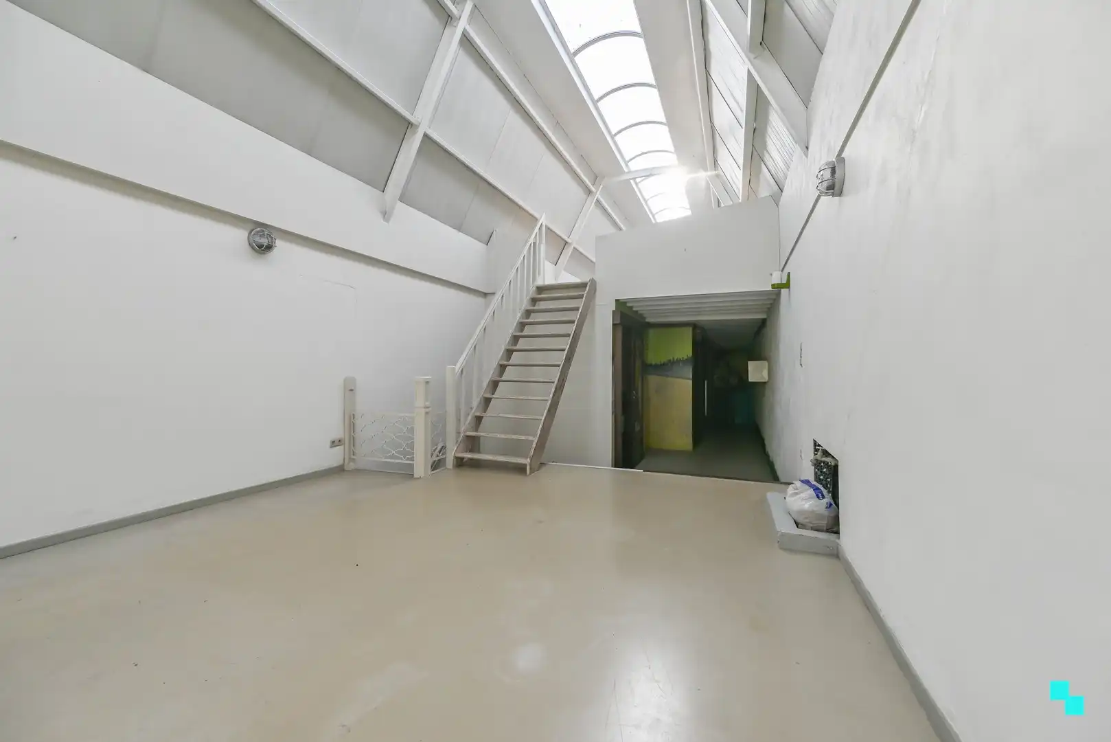 Opbrengsteigendom met winkelruimte én ruime garage in centrum Izegem foto 12