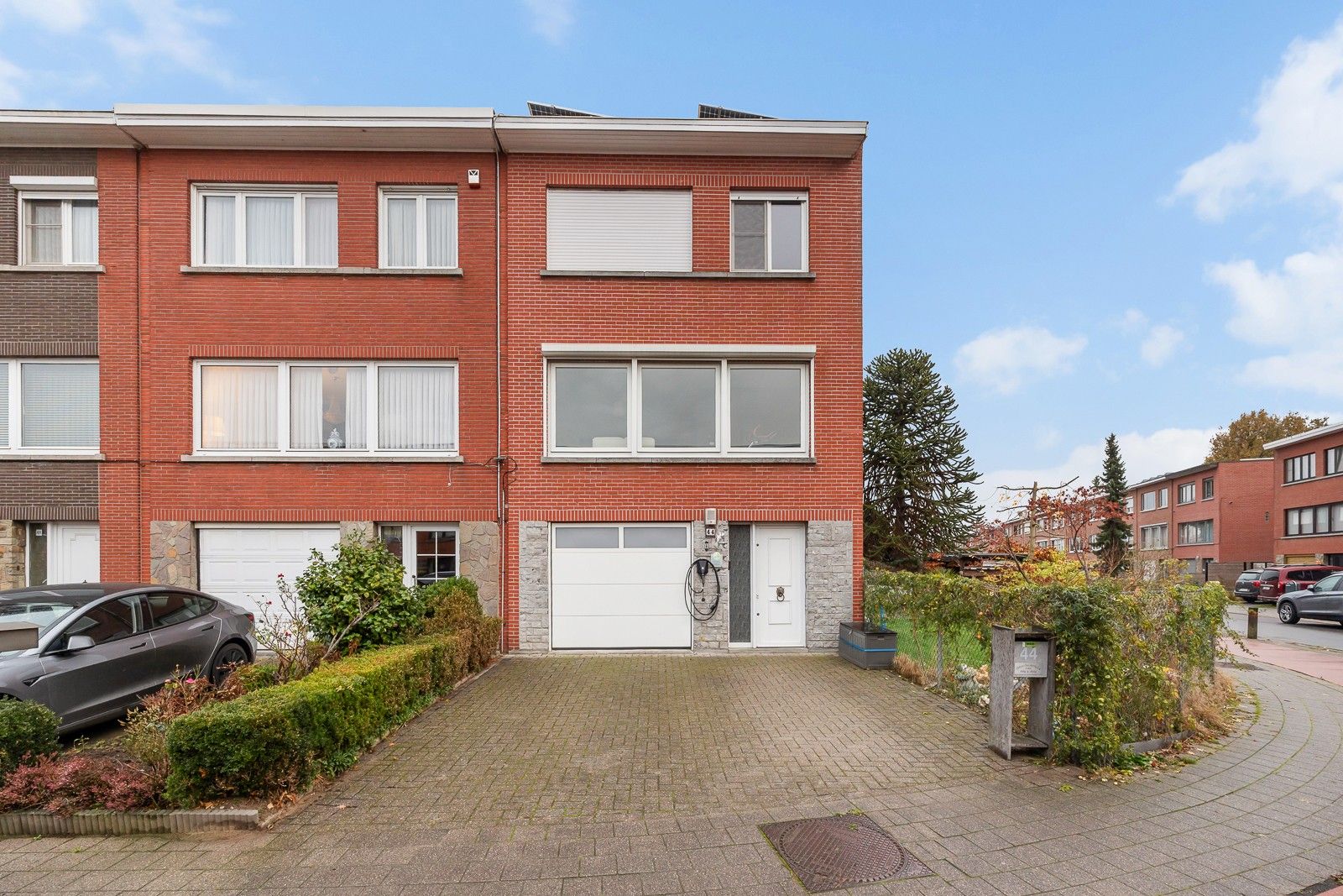 Complete hoekwoning met praktijkruimte/kantoor en 2 aparte opritten of te gebruiken als zorgwoning. foto 2