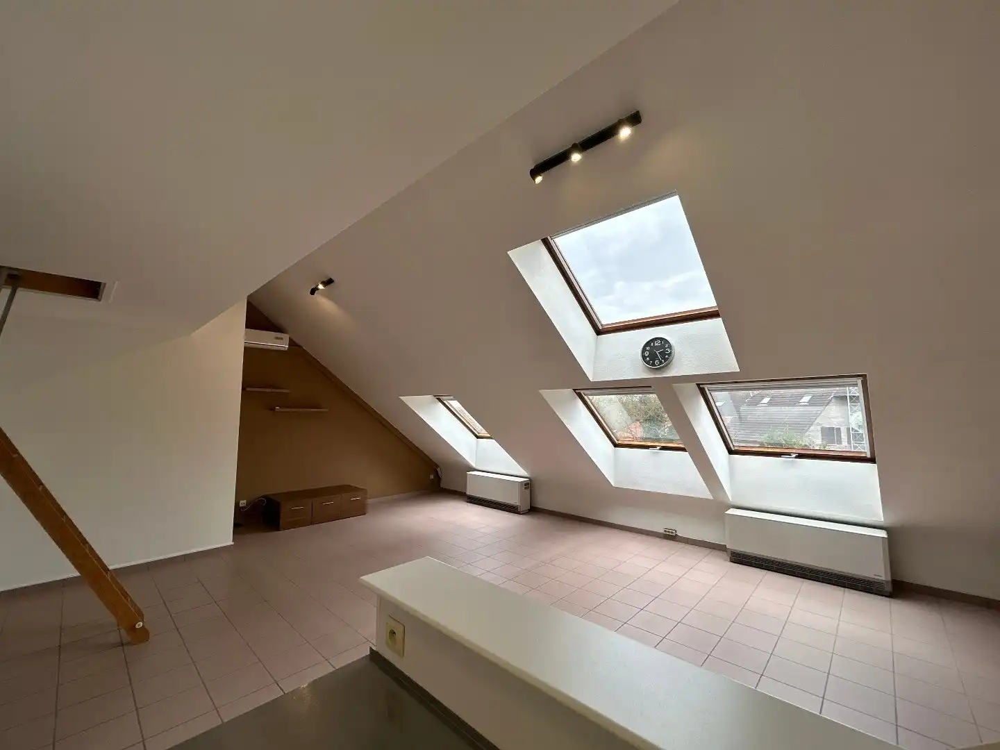 Ruim en lichtrijk dakappartement in Wespelaar centrum foto 6