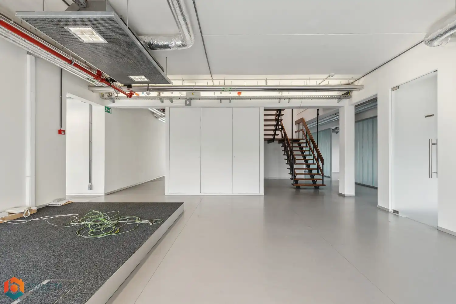 Veelzijdig kantoorgebouw met ruime parking op 2433 m² foto 11