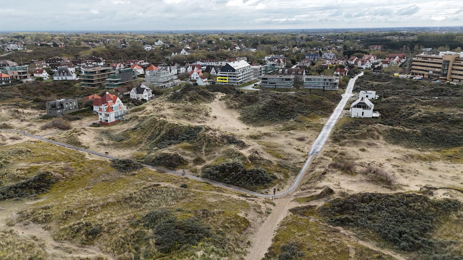 Instapklaar hoekappartement met loftgevoel en duinenzicht vlak aan zee Sint-André. foto 2