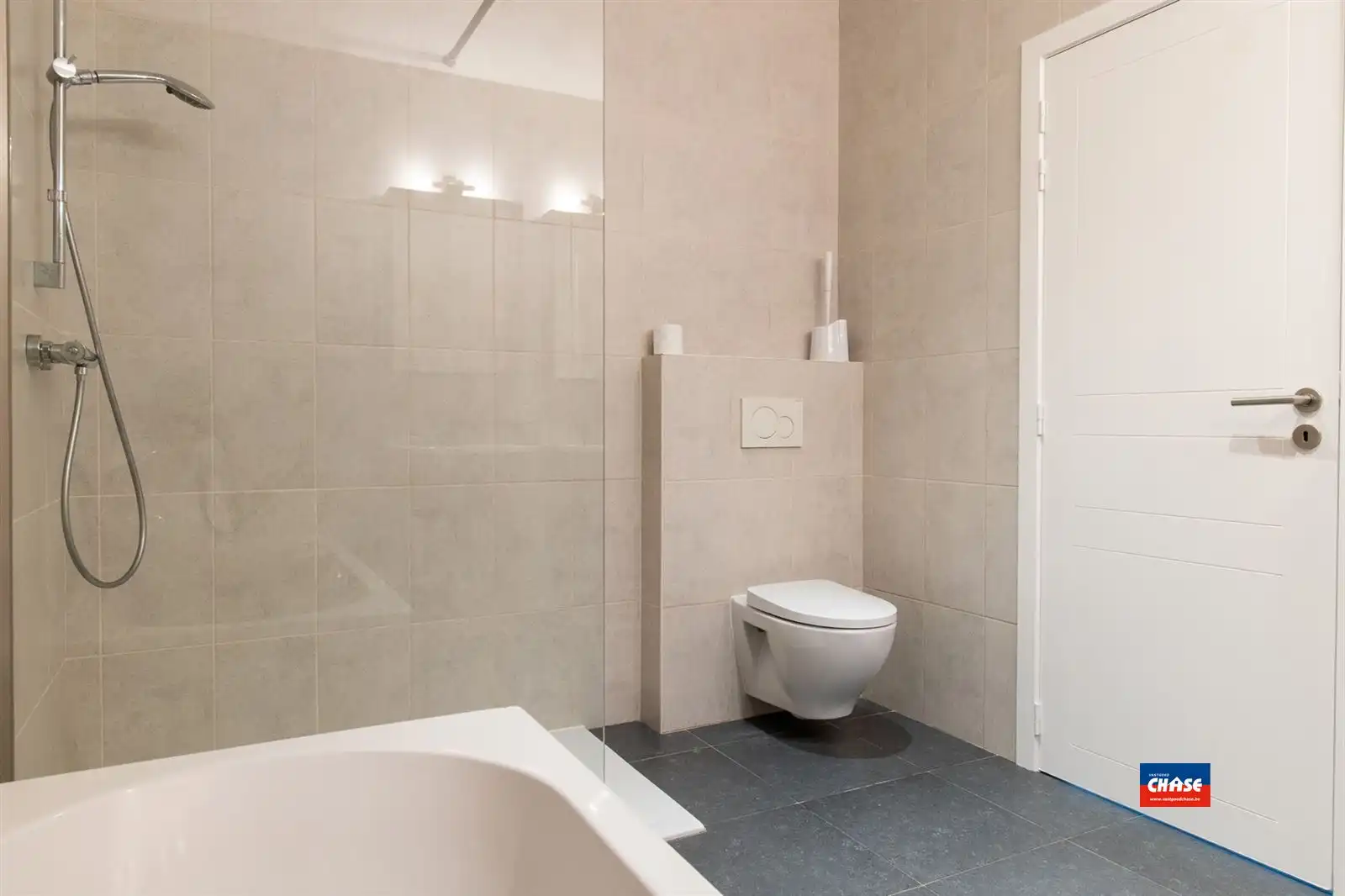 Gerenoveerde rijwoning met 3 slpks en grote tuin foto 18