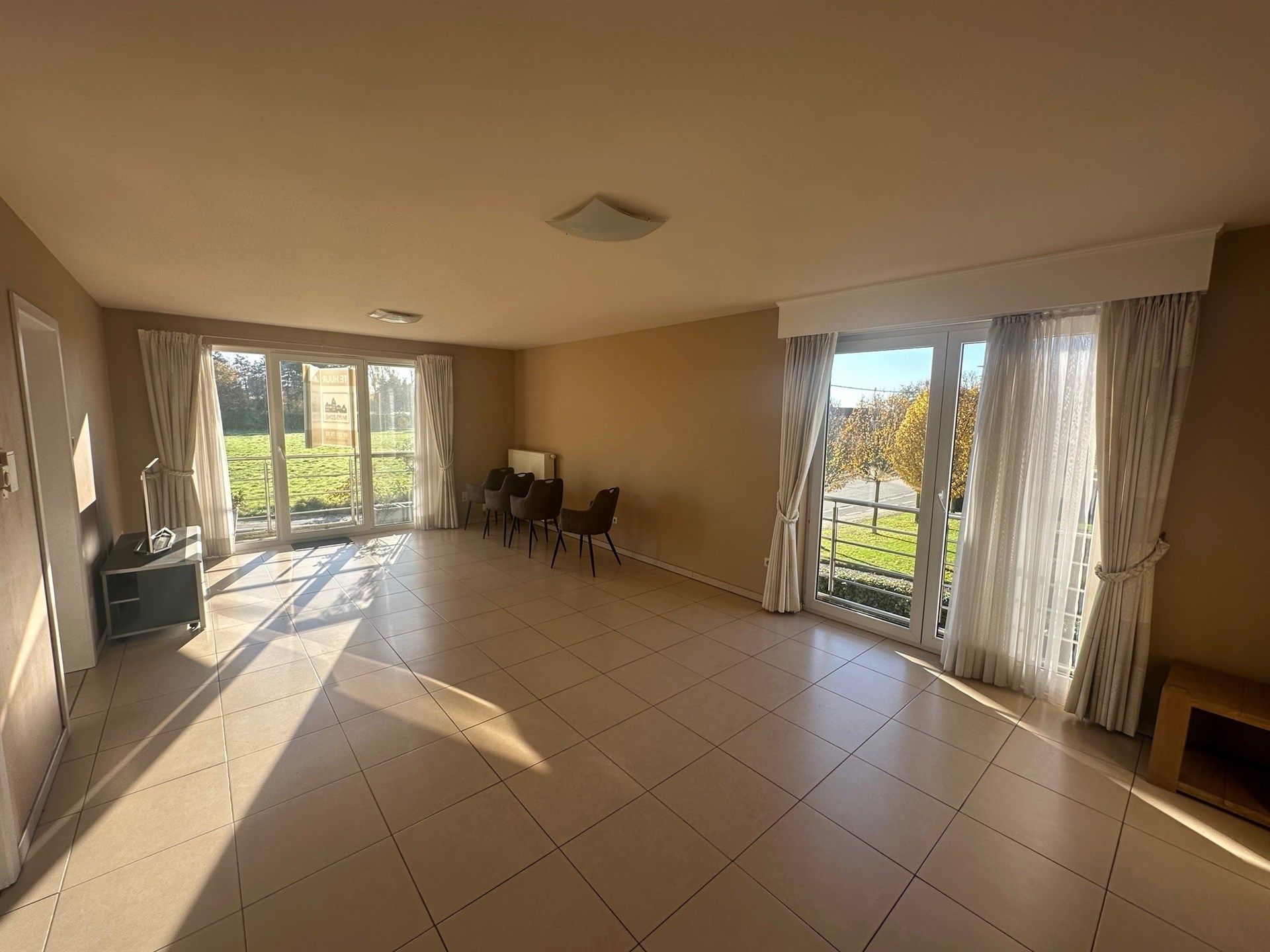 Zeer mooi gelegen ruim villa appartement met garage achteraan in de tuin. foto 2