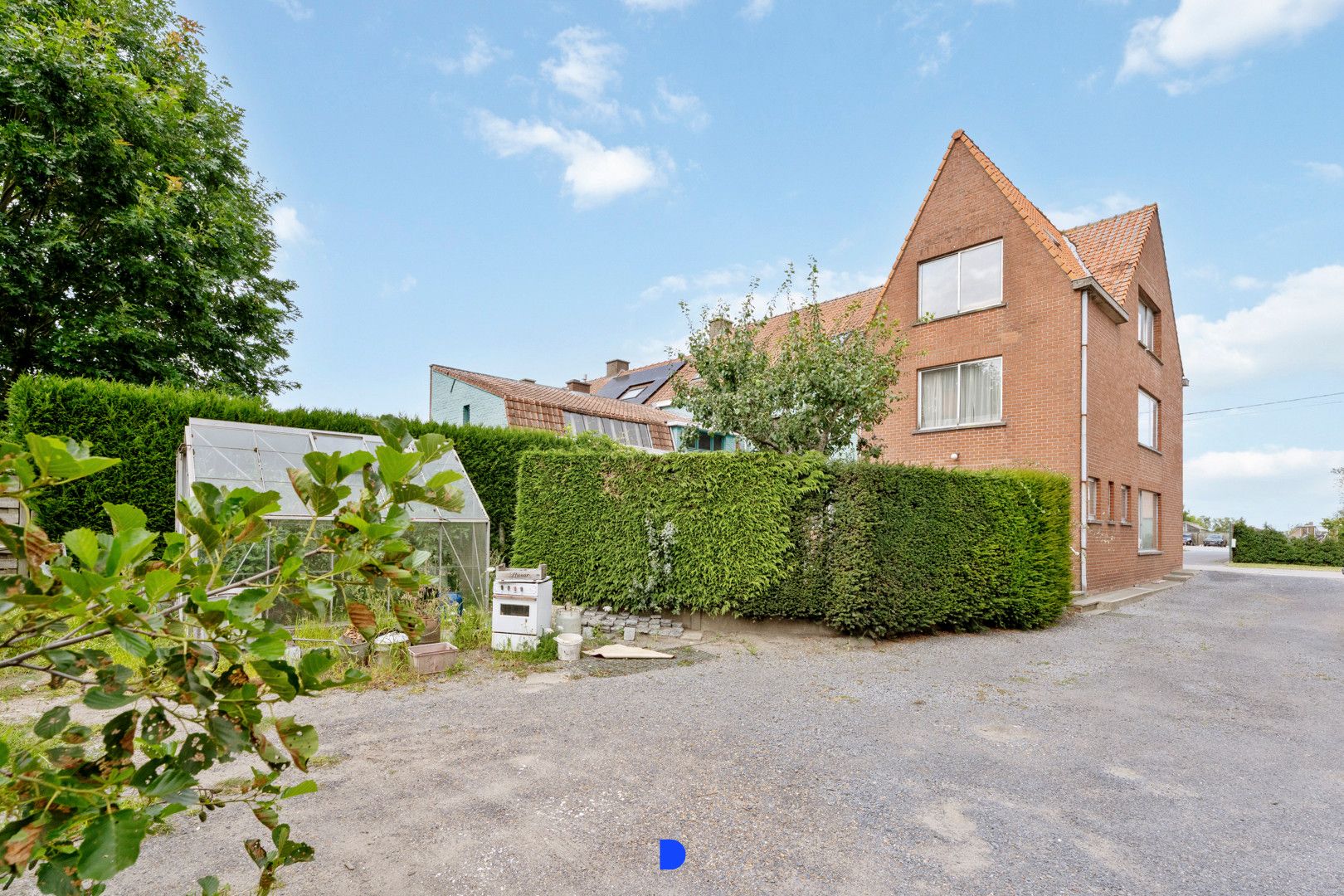 Half open woning met stalling/loods. foto 26