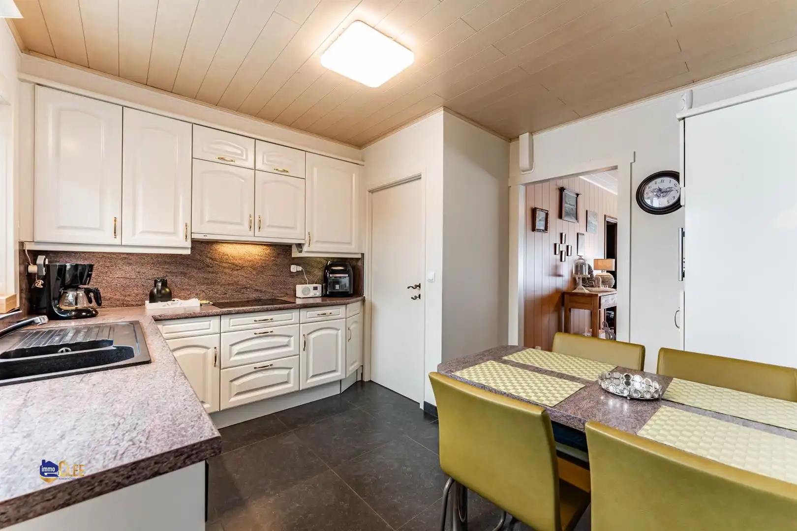 Gelijkvloerse bungalow met veranda, garage en ruime tuin foto 5