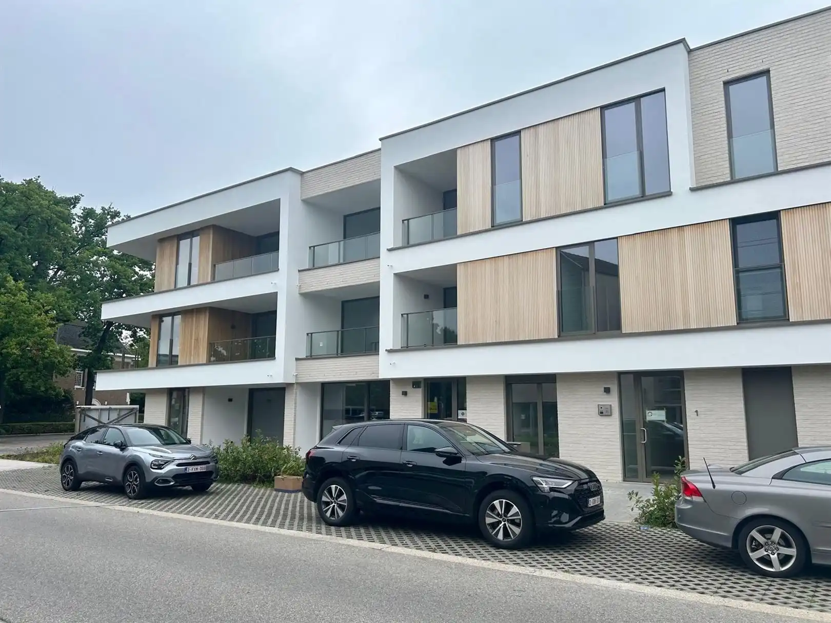 Nieuwbouwappartement met 1 slaapkamer en parkeerplaats foto {{pictureIndex}}