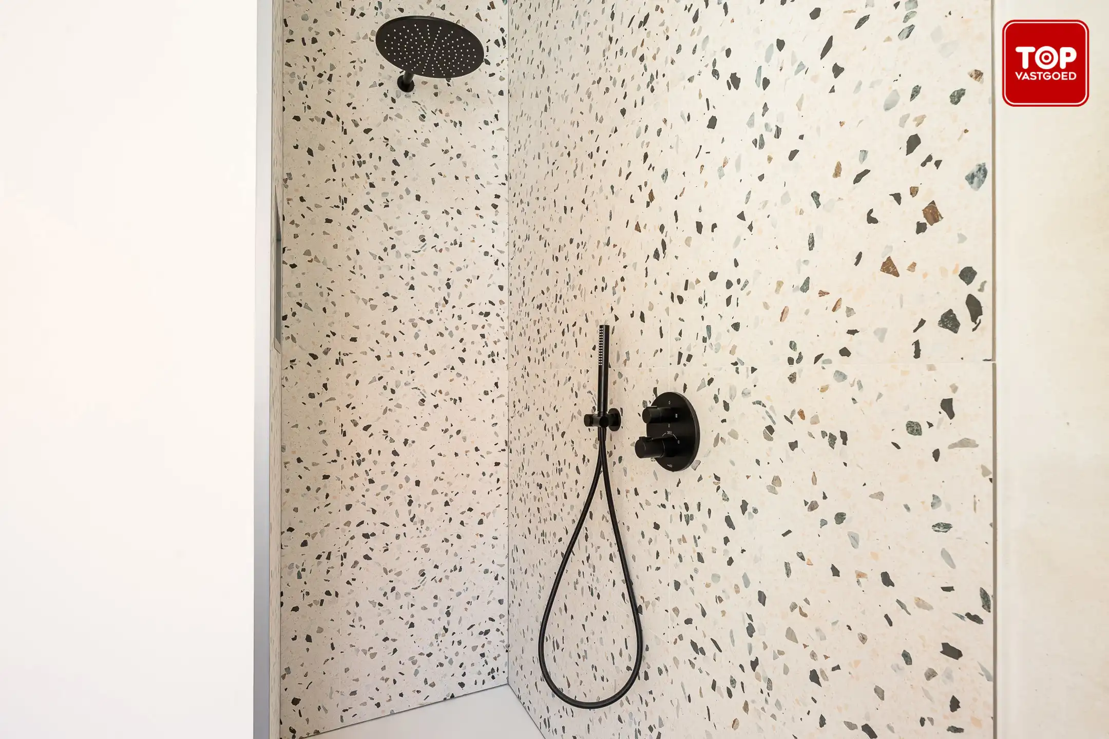 Instapklare, totaal gerenoveerde woning op toplocatie! foto 17