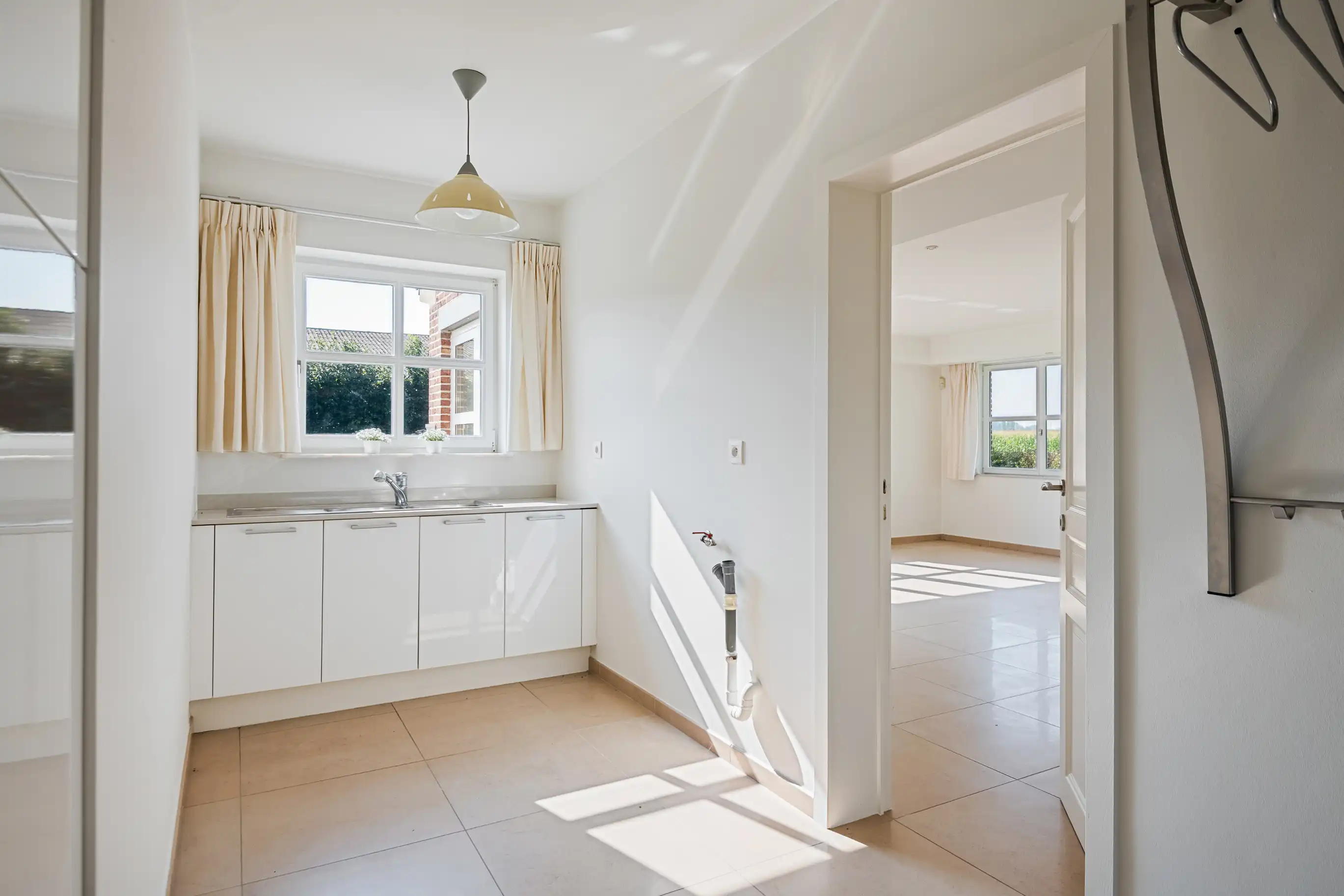 Tijdloze landbouwwoning met drie loodsen foto 16