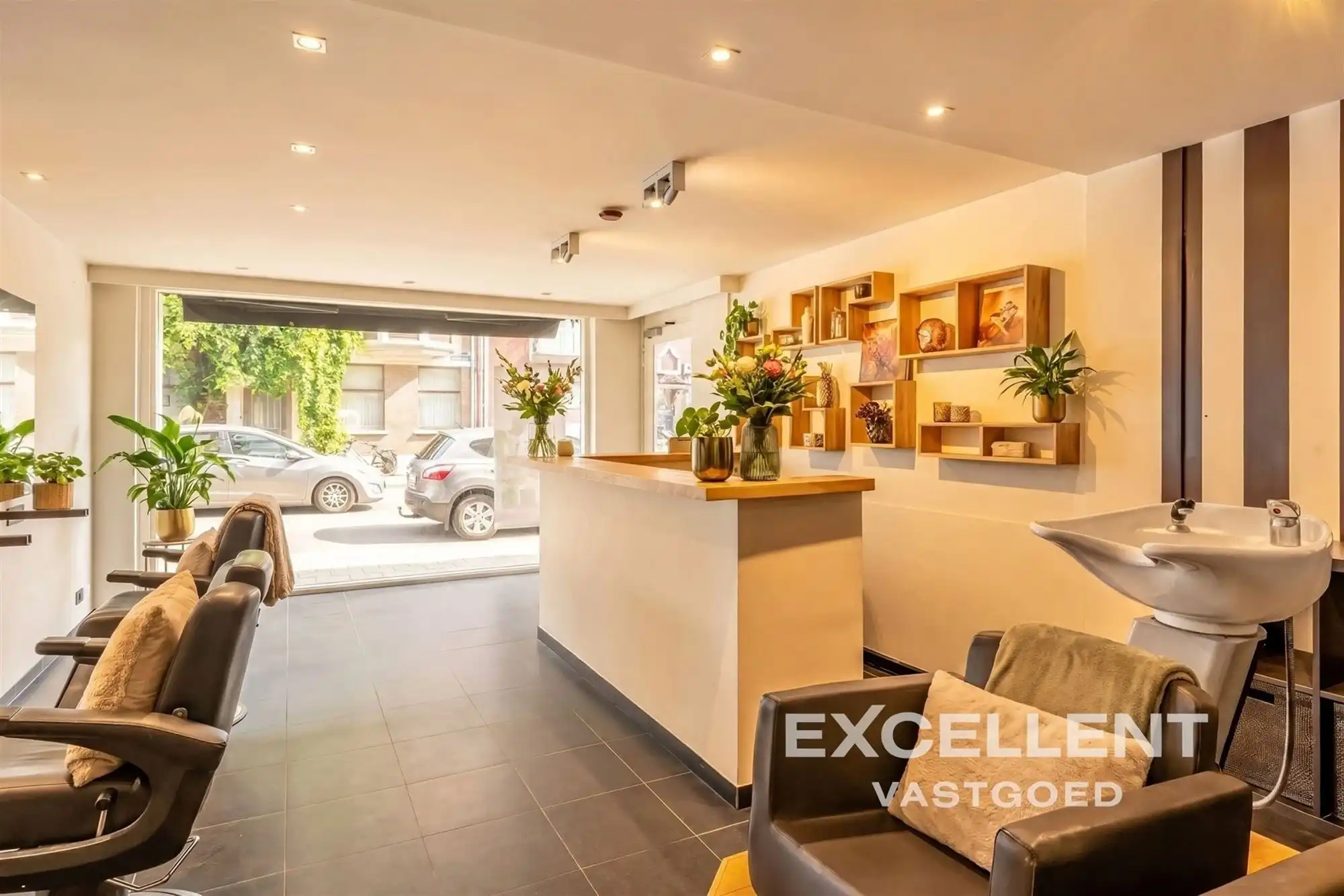 Gelijkvloerse handelsruimte met studio centrum Deinze te koop foto 3