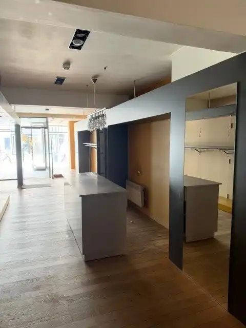 Handelspand met ruime kelder te huur in de winkelstraat van Koksijde foto 3