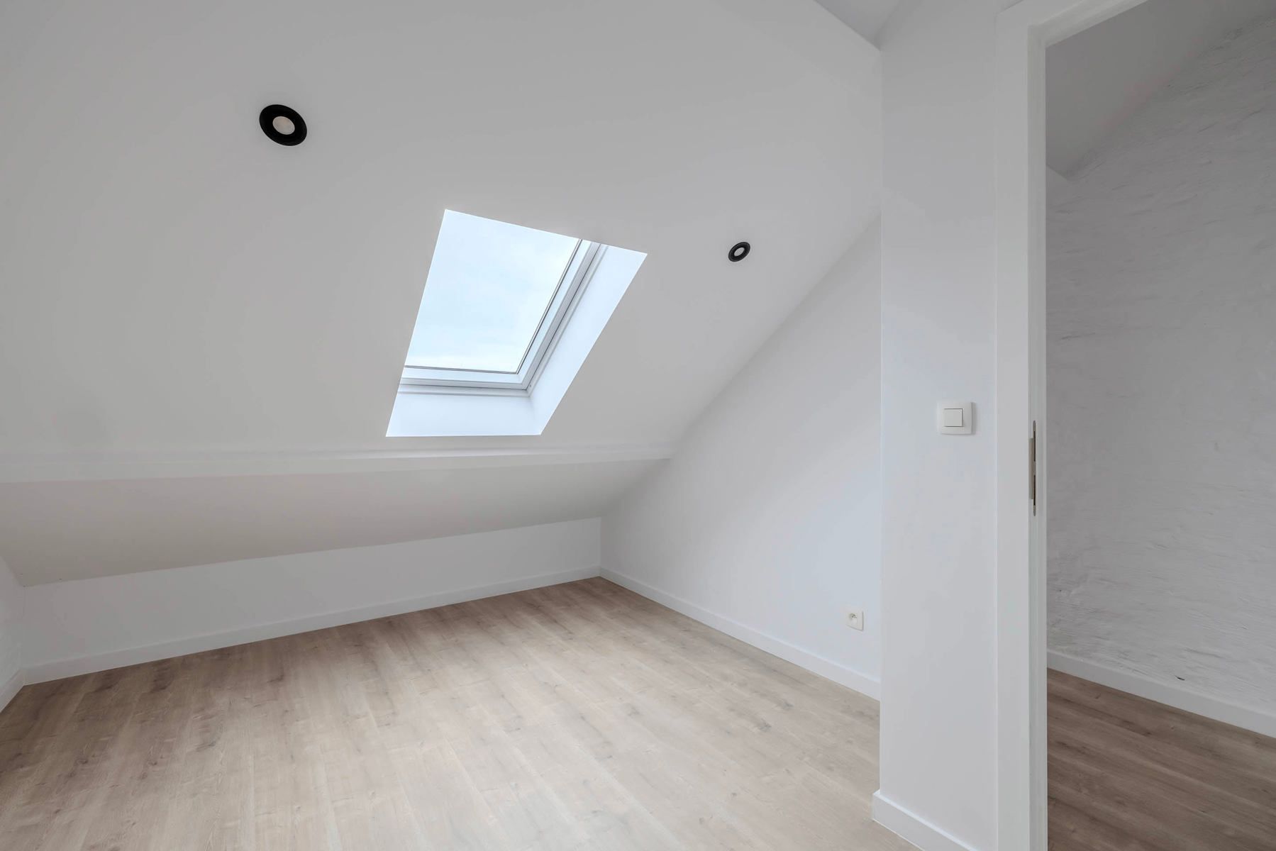 Gerenoveerde woning met 3 slpk, tuin en parking foto 19