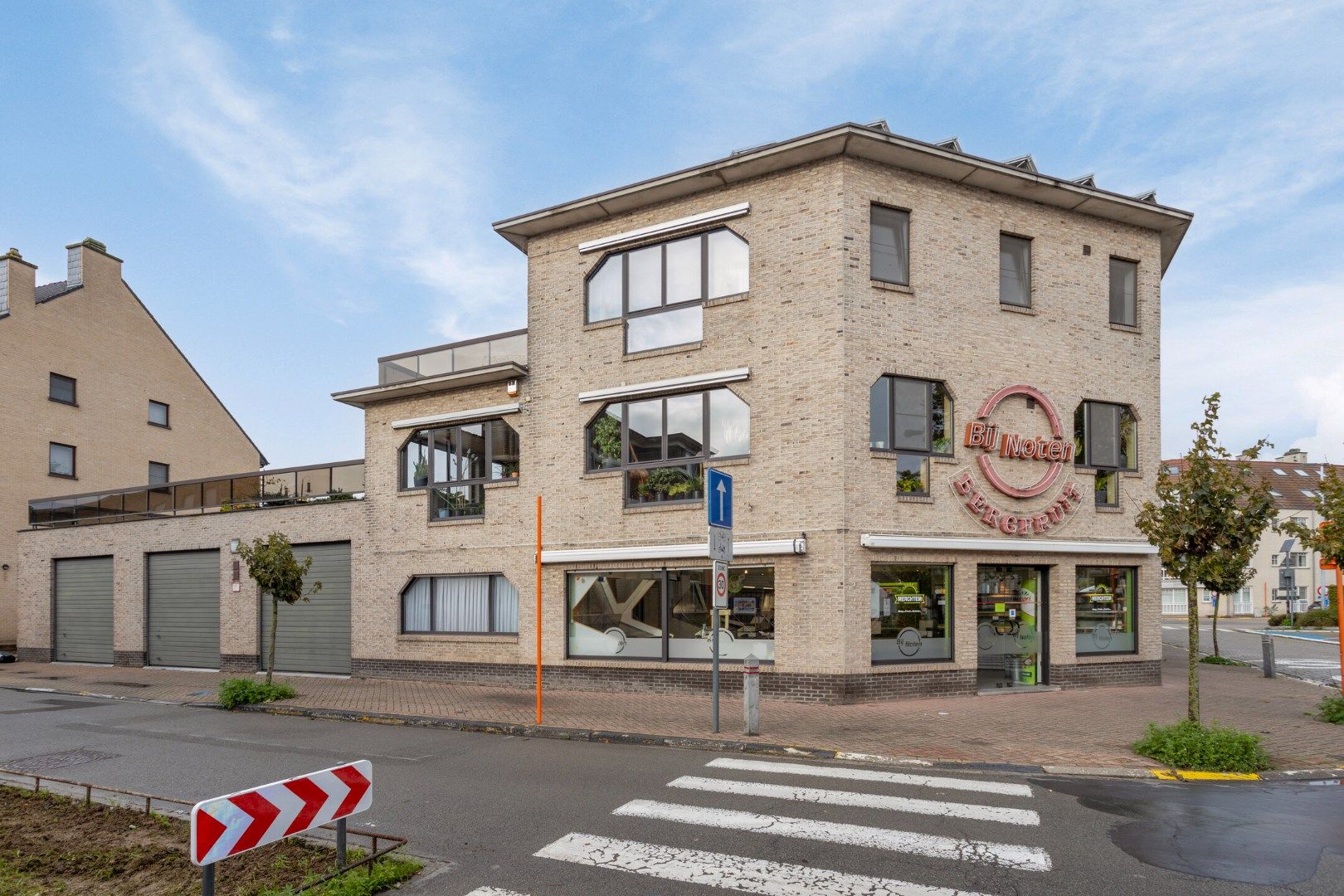 Opbrengsteigendom met handelsgelijkvloers + 2 appartementen foto {{pictureIndex}}