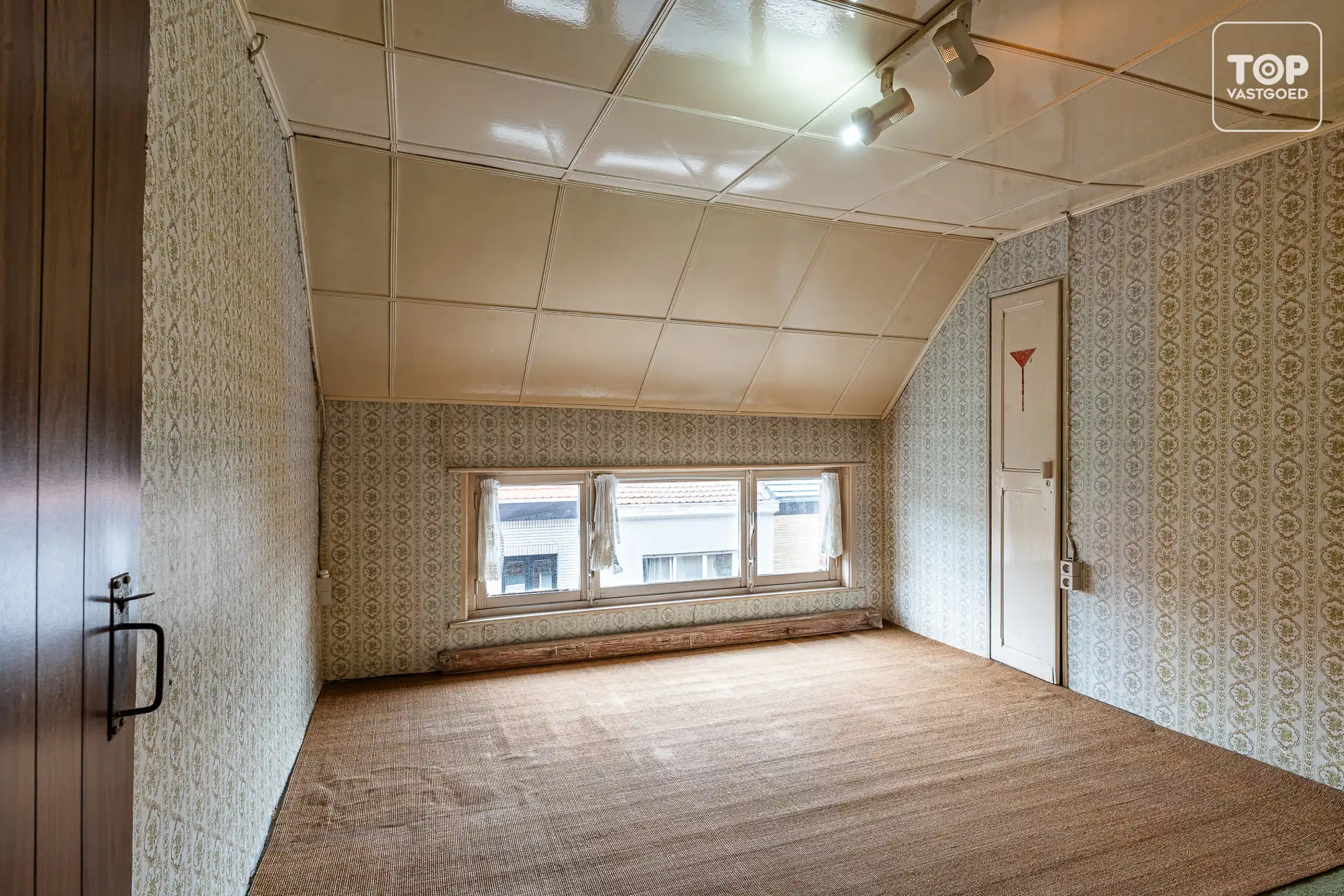 Woning met 2 slaapkamers, zolder en buitenkoer op een steenworp van het historisch centrum.  foto 21