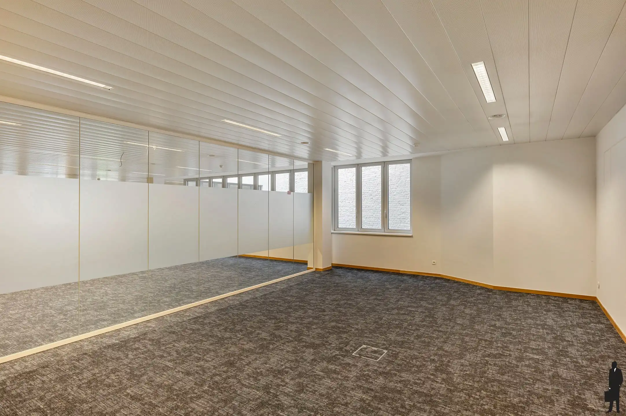 4 gerenoveerde kantoorruimtes (geheel of gedeeltelijk te huren) in een karaktervolle geklasseerde herenwoning met uitstekende bereikbaarheid en ruime parkeervoorzieningen. foto 6