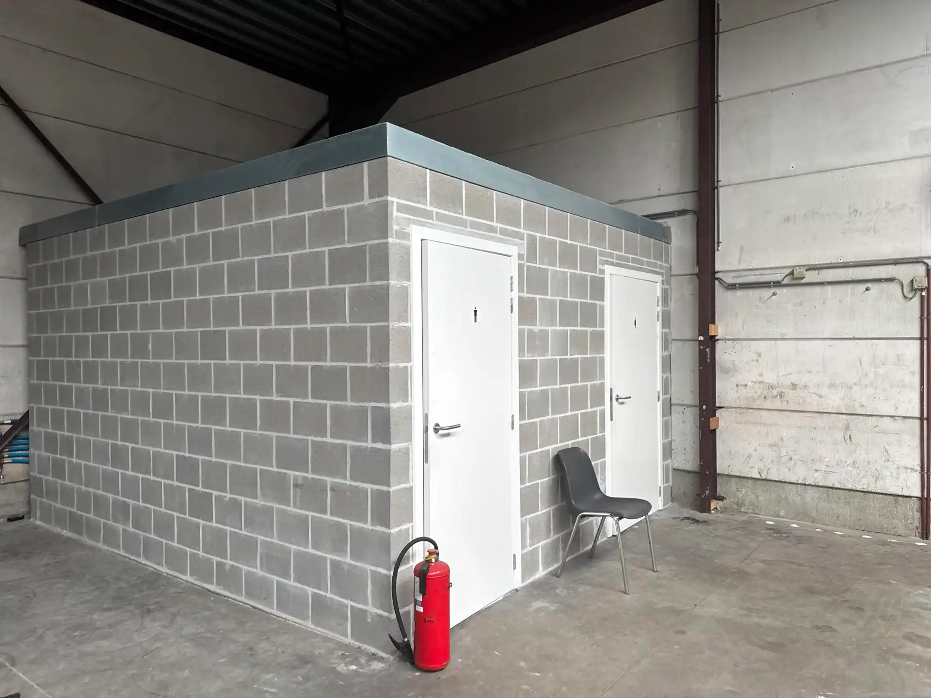 Magazijn 435m² met kantoren  te huur TTS-zone aan N16 in  Temse foto 8