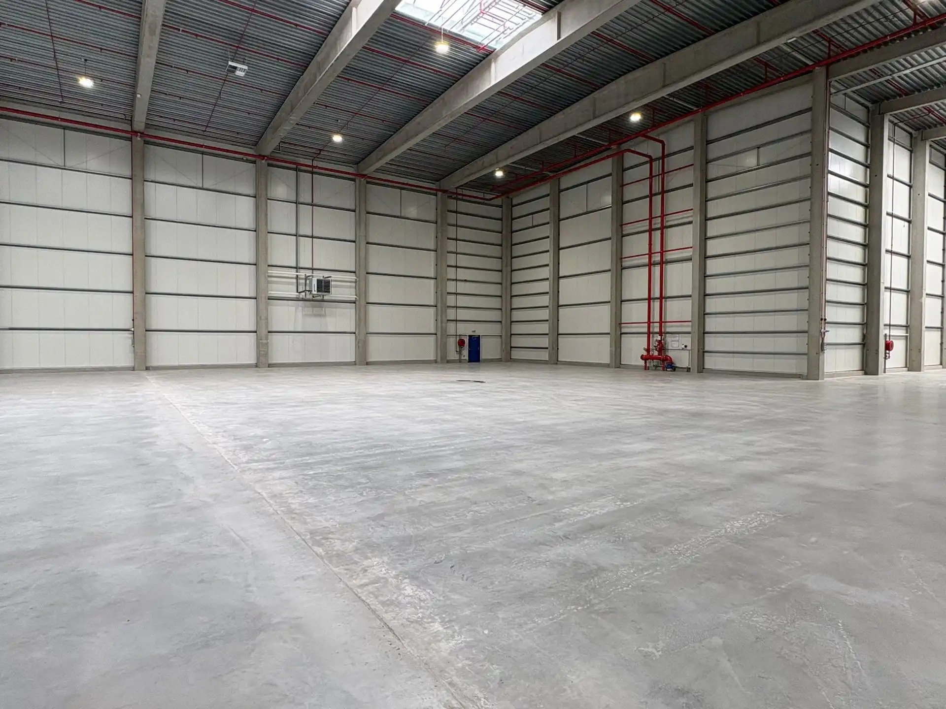 Nieuwbouw magazijn van 6.444m² met 5 los- en laadkades te huur. foto 8