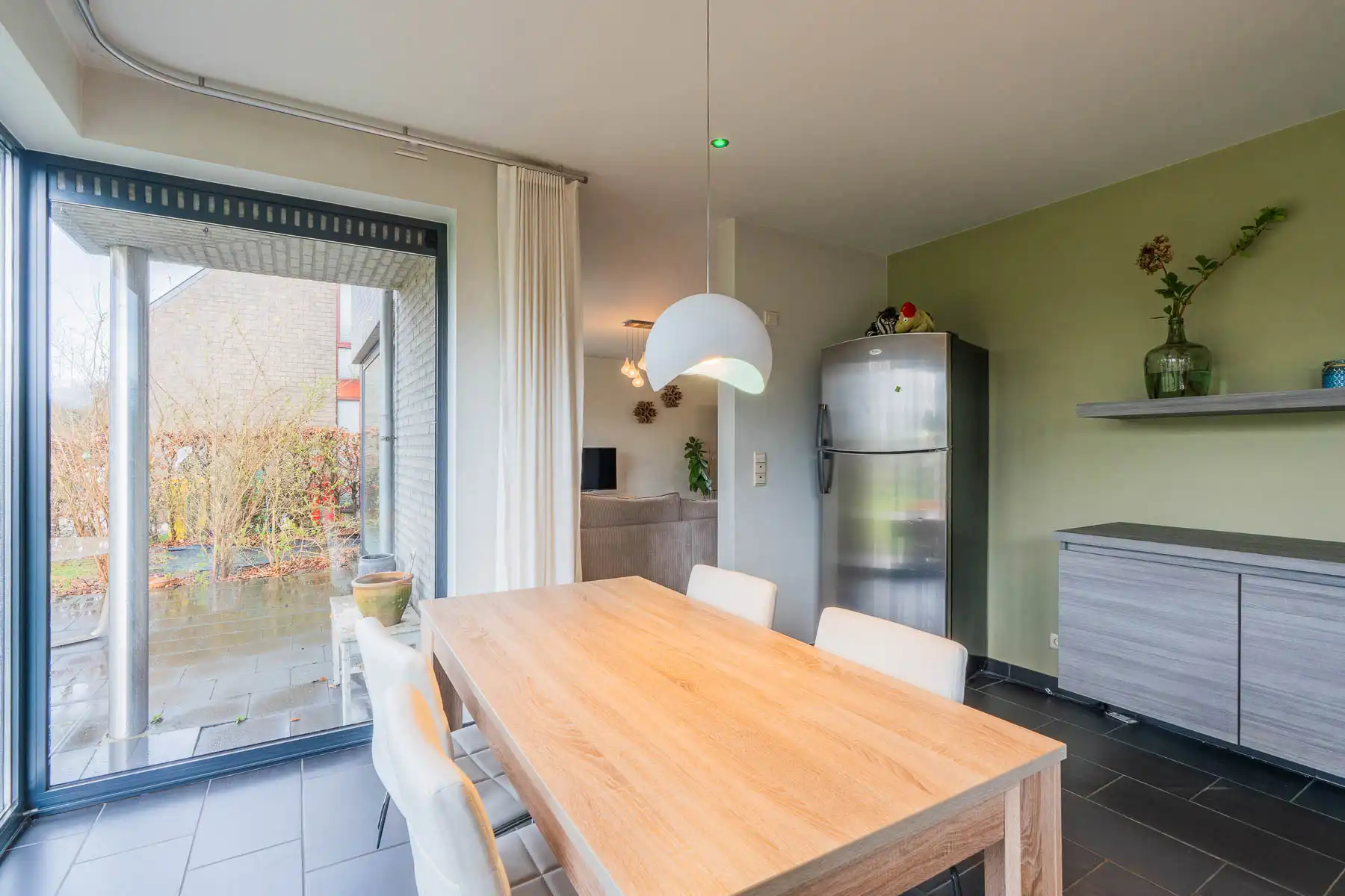 Ruime en moderne open bebouwing met prachtige tuin foto 11